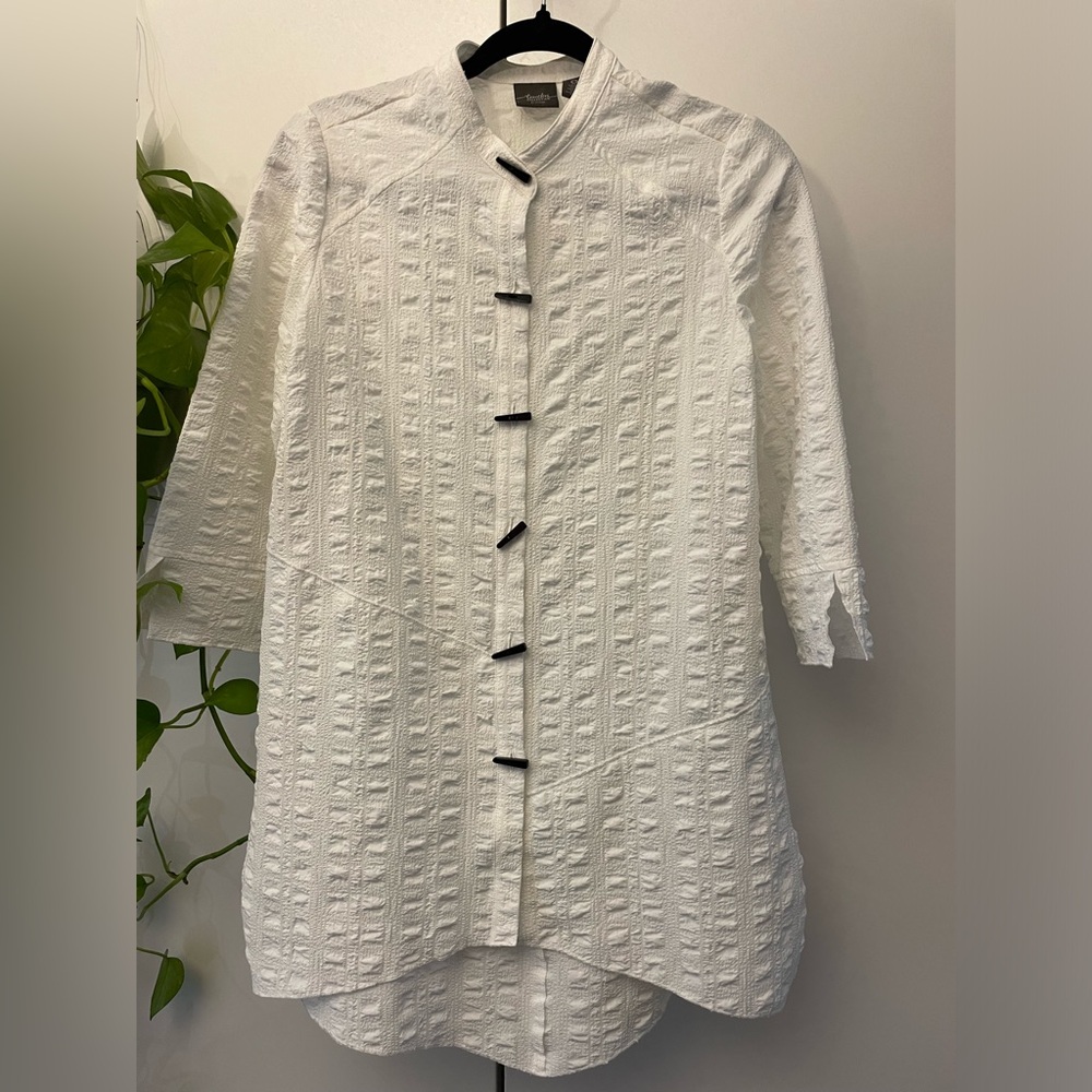 Vintage Chico’s Travelers Collection textured asymmetrical white blouse small